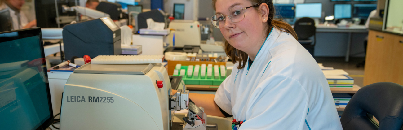 Hayley werkt sinds een jaar als analist met de specialisatie immunologie in het Radboud Ziekenhuis, achter de computer
