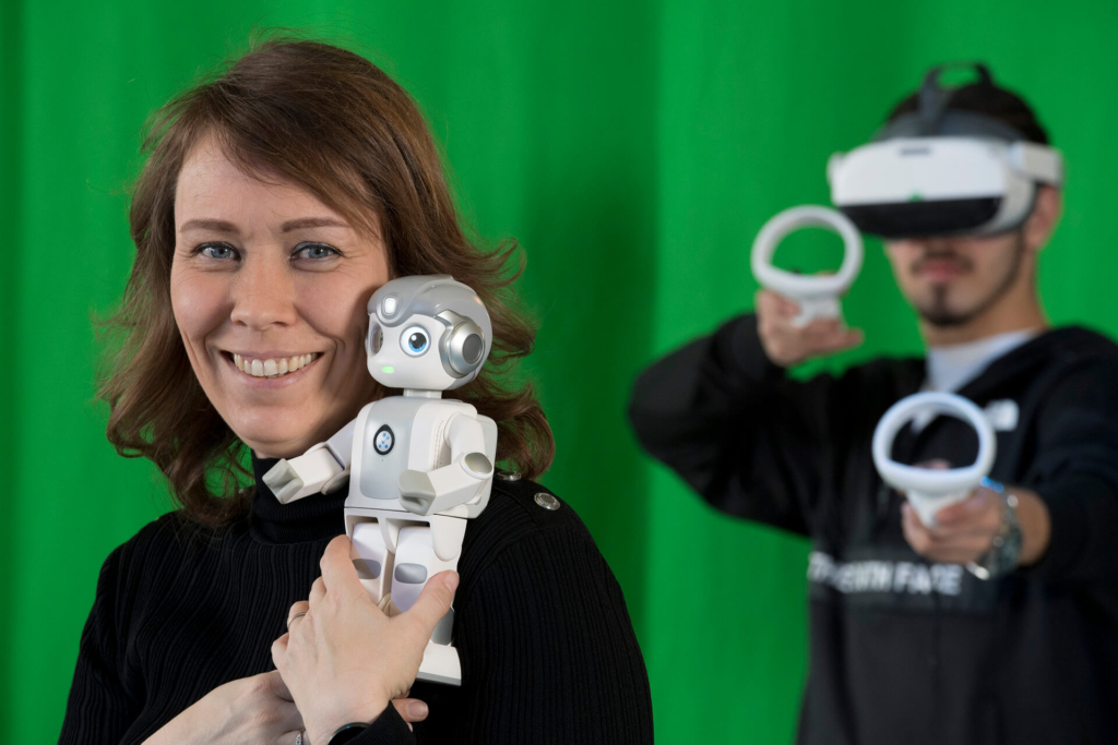 Daniella van Arkel met robot. Foto: Raphael Drent