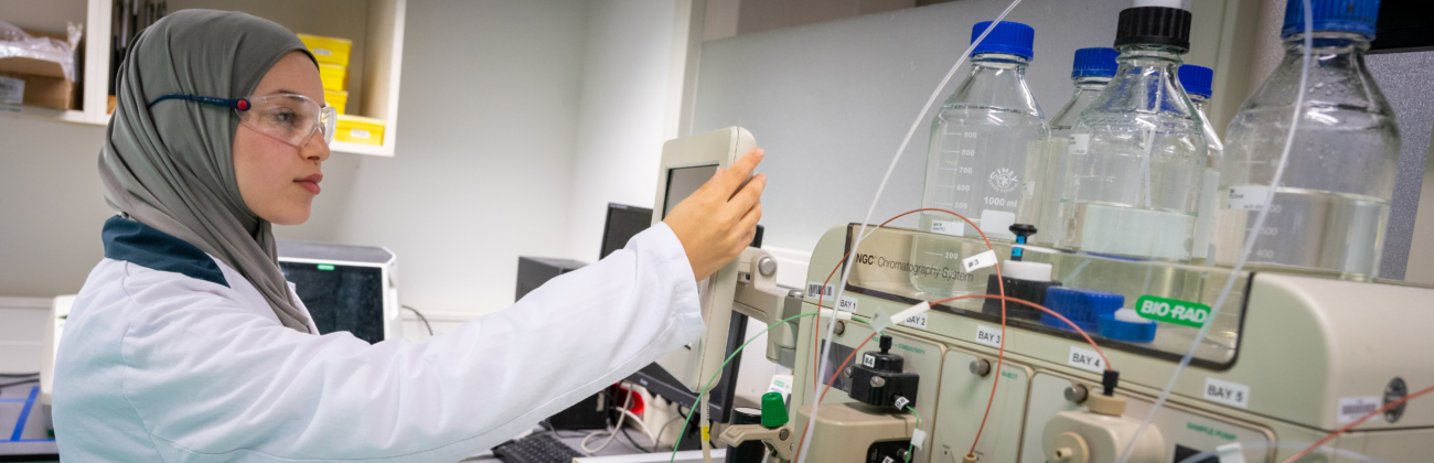 Nouhaila in het lab van de HAN