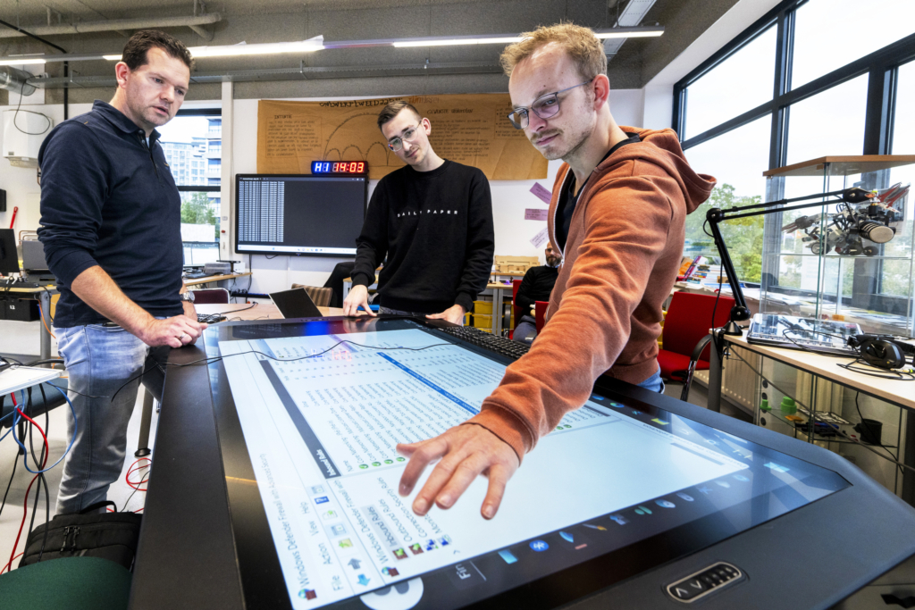 Docent en studenten in het InnovatieLab