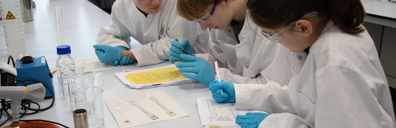 Proefjes doen in het lab tijdens het Beta Tournament