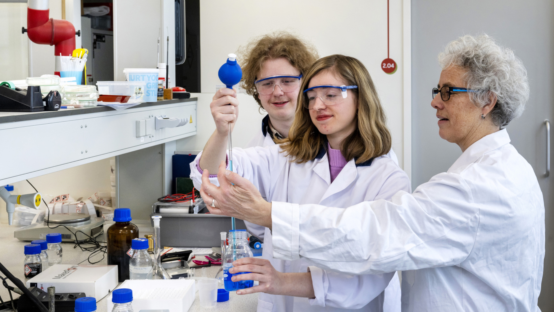 Tech Gelderland. Marjon Dullemond, docent labtechniek Rijn IJssel, Julia van Moerkerk en Lyndon van den Brink over de nieuwe opleiding Technisch Onderwijs Assistent (TOA). Tech Plaza