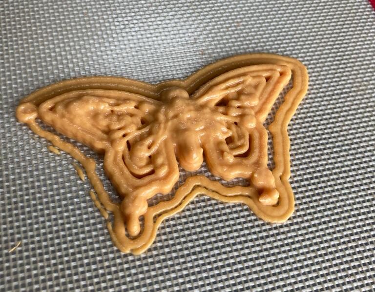 Een 3D-geprinte vlinder van wortelpuree
