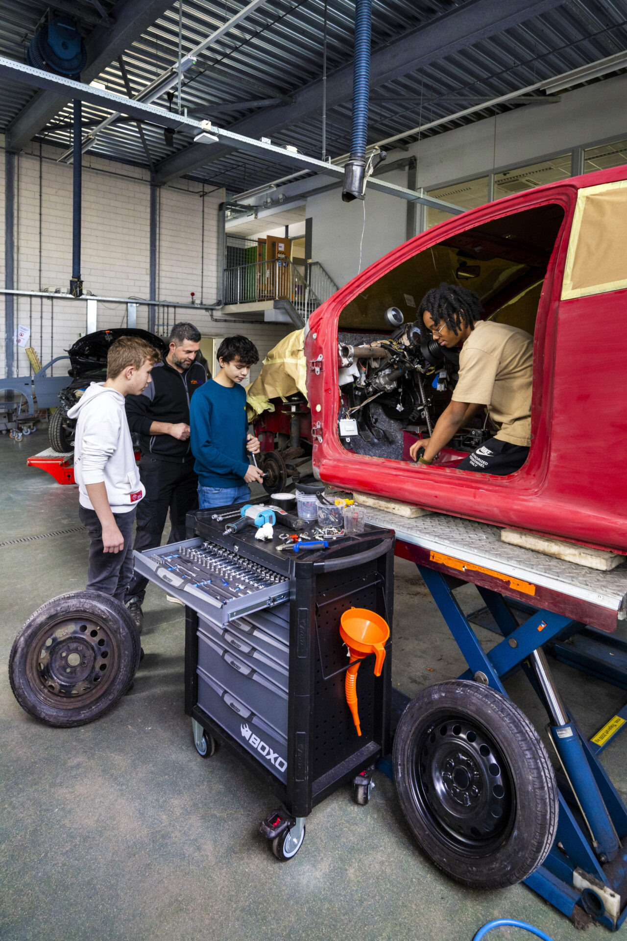 Rijn IJssel, Raceauto bouwen, Melih (voorgrond) en Bilal,