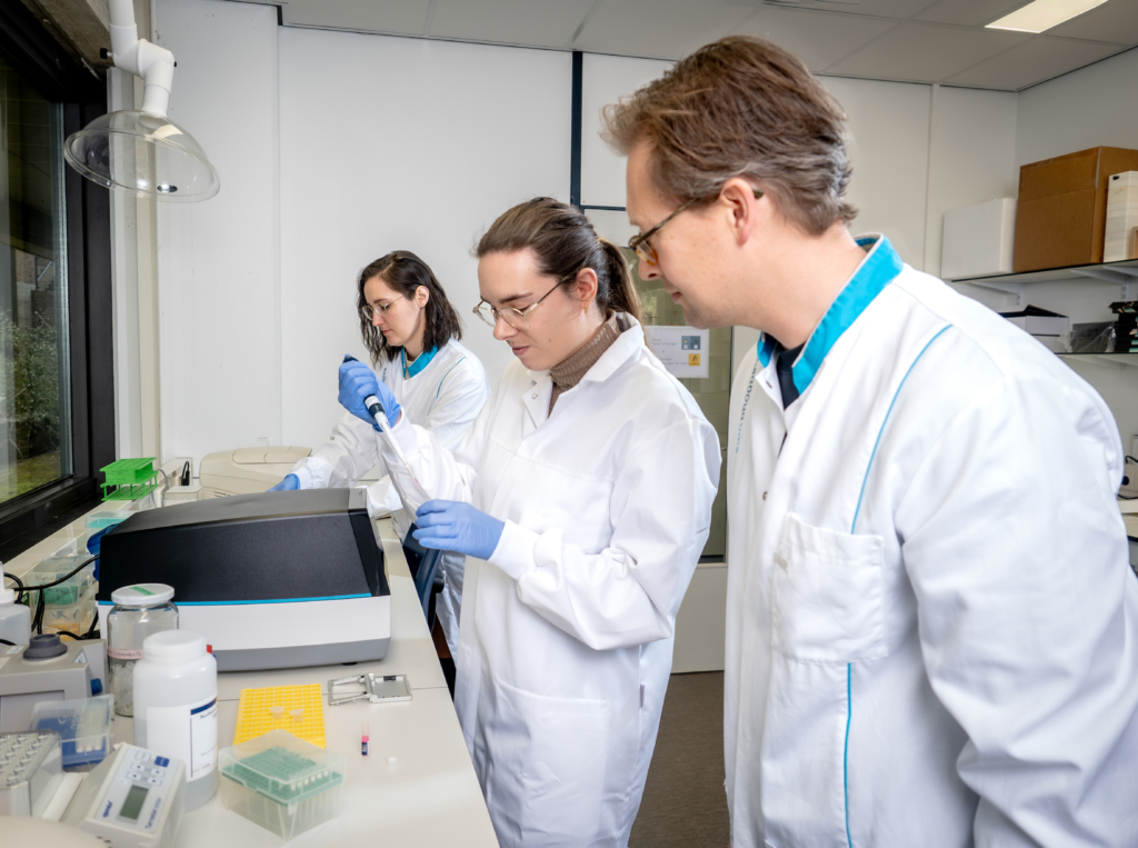 Single Cell Technology, Klaas Mulder (links) met studenten