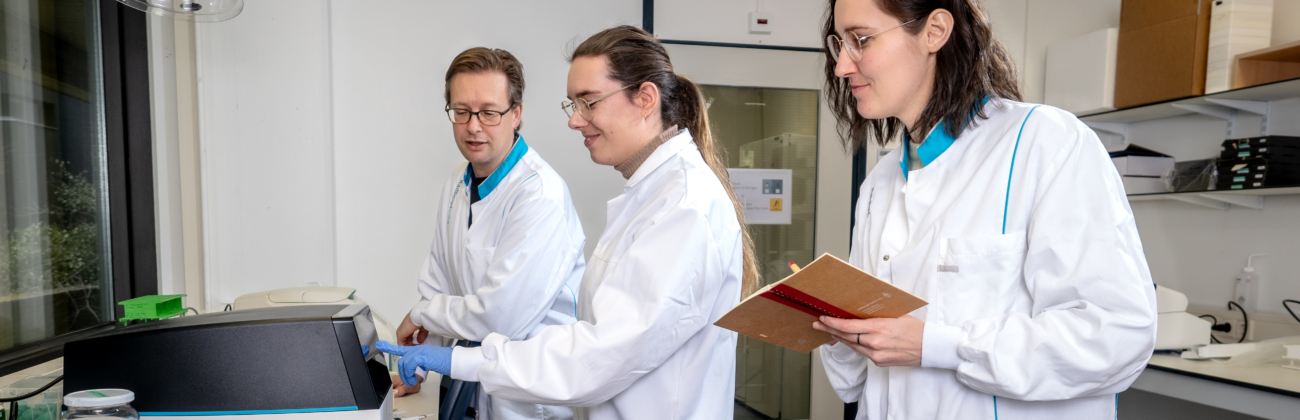 Single Cell Technology, Klaas Mulder (links) met studenten