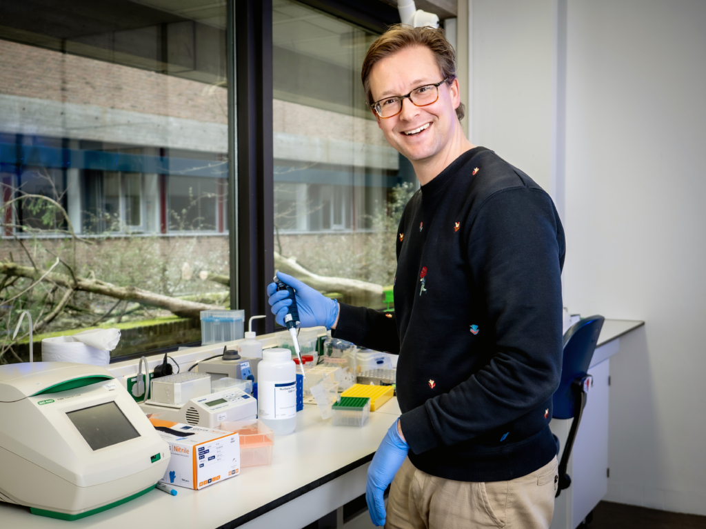 Klaas Mulder met pipet